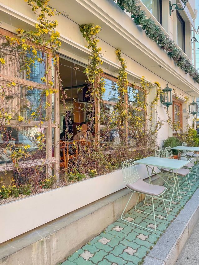 The Complete Guide to Haeridan-gil Cafes (2026)